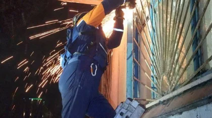 Запертого в квартире двухлетнего малыша освободили спасатели в Семее