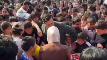 Бесплатные роллы привели к хаосу: толпа устроила давку у ресторана в Алатау (ВИДЕО)