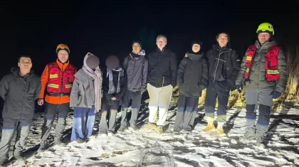Пять часов в темноте и снегу: спасатели сняли шестерых туристов с горного пика в Алматы