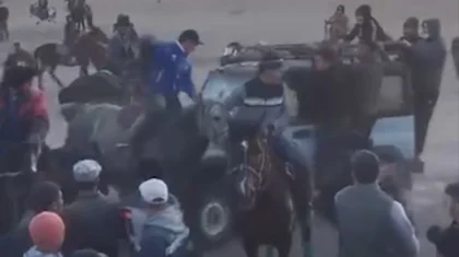 Во время кокпара в Кызылординской области автомобиль сбил лошадей (ВИДЕО)