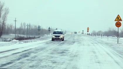 На трассах в 11 областях Казахстана – снег и дождь: предупреждение для водителей