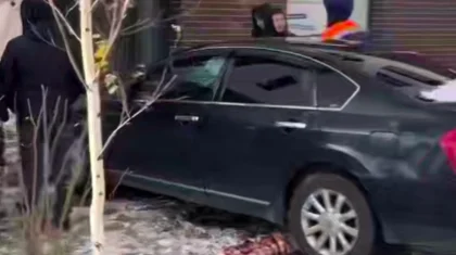 Легковушка протаранила здание жилого комплекса в Астане (ВИДЕО)