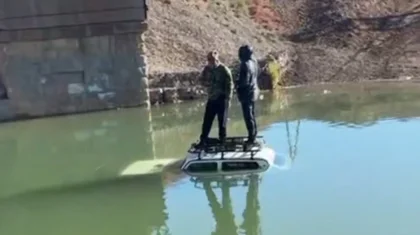 Двух мужчин с крыши утонувшего авто сняли спасатели в Туркестанской области