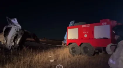 КамАЗ перевернулся в Актюбинской области, спасатели предотвратили утечку топлива