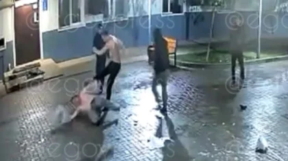 Напали толпой: группа мужчин жестоко избила охранника ЖК в Алматы (ВИДЕО)