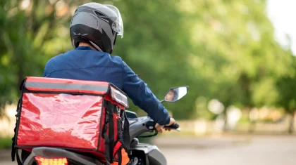 Курьер «Яндекса» ударил охранницу ЖК после замечания в Алматы