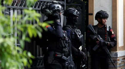 Больше 50 человек ранены при взрыве в мечети в столице Индонезии