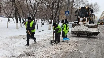 Порядка 3000 дорожных рабочих вышли на уборку снега в Астане