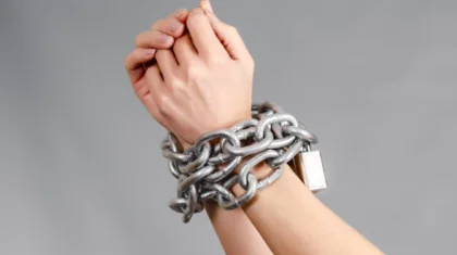 Дочь держала пожилую мать на цепи, как пленницу