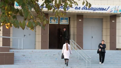 Фейковые угрозы сорвали учебу в Актау: половина школьников пропустила занятия
