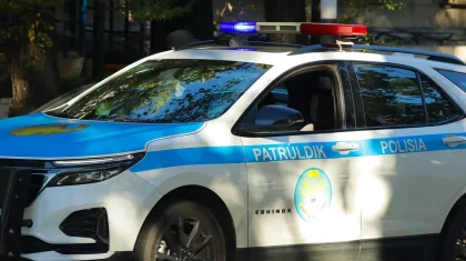 Казахстанка залезла на капот полицейской машины ради лайков в ВКО