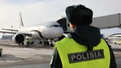 Иностранка закурила в самолете в Алматы