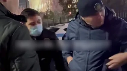 Полицейский попытался сбежать от КНБ во время задержания в Туркестанской области (ВИДЕО)