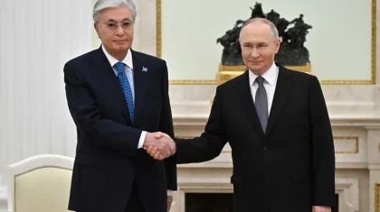 Путин проводил Токаева до машины после неформальной беседы в Кремле (ВИДЕО)