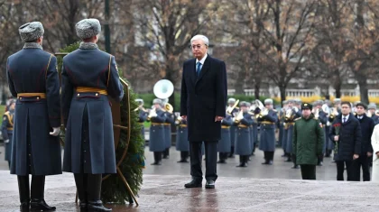 Токаев возложил цветы к Могиле неизвестного солдата в Москве (ВИДЕО)
