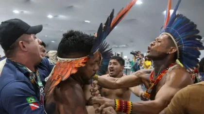 «Деньгами не наешься»: коренные жители Амазонии прорвались на климатический саммит в Бразилии (ВИДЕО)