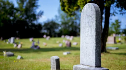 Астанчанка обещала изготовить памятник родным погибшего и исчезла с деньгами