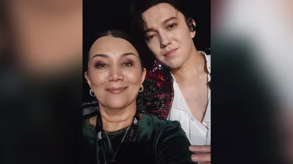 Селфи Димаша с мамой перед концертом в Лондоне растрогало поклонников