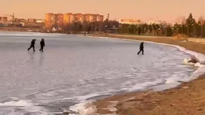 Подростки на велосипедах гоняли по тонкому льду на озере Копа в Кокшетау