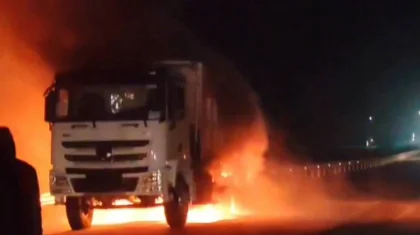 Фура Shacman загорелась на ходу на трассе в области Абай