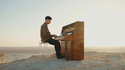 Известный пианист Ратович исполнил культовую композицию на фоне Бозжыра (ВИДЕО)