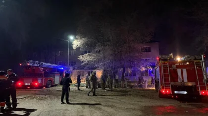 Вынесли 15 газовых баллонов: крупный пожар произошел в жилом доме в Талгаре