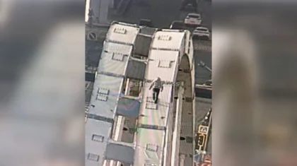 Залезшего на арку моста мужчину арестовали в Астане (ВИДЕО)