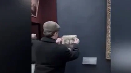 Новый скандал в Лувре: блогеры вывесили свой портрет в зале с «Джокондой»