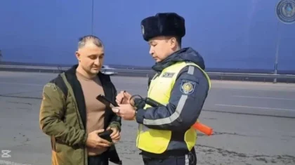 Год без нарушений: полицейские наградили примерных водителей в Карагандинской области