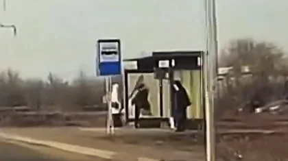 Актюбинец разбил стекло на остановке после ссоры с женой (ВИДЕО)