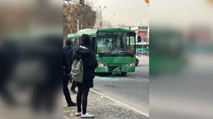 В Алматы столкнулись два маршрутных автобуса: есть пострадавшие