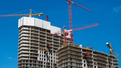 Трое рабочих упали с высоты пятого этажа в Астане