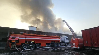 Пожар в двухэтажном складе в Алматы: МЧС работает по повышенному рангу вызова