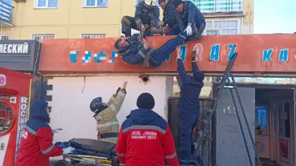 Мужчину сняли с крыши магазина спасатели в Балхаше