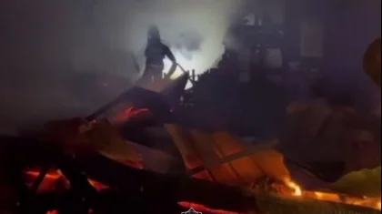 Частный деревянный дом сгорел в городе Алатау