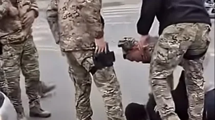 Не поделили дорогу: водитель полоснул другого ножом во время ссоры в Атырау (ВИДЕО)