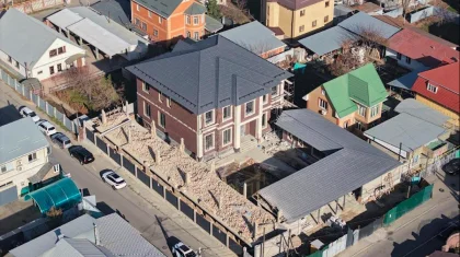 Снос крупного незаконного здания начали в Алматы