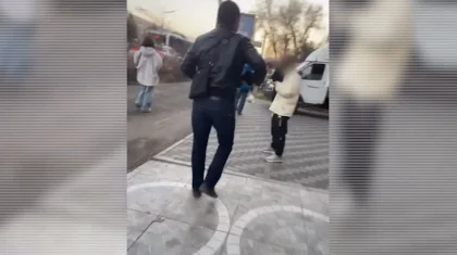 Вымогали у иностранцев 5,5 млн тенге: задержание лже-полицейских сняли на видео в Алматы