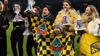 Видео вручения подарков фанатам «Кайрата» на матче с «Копенгагеном» растрогало соцсети