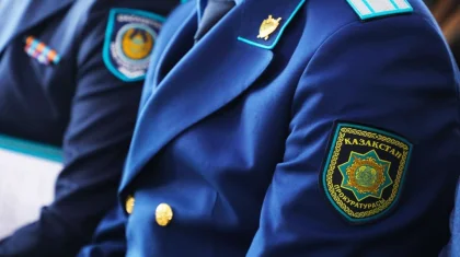 Требовавшего взятку в 2,5 млн тенге транспортного прокурора осудили в Актау