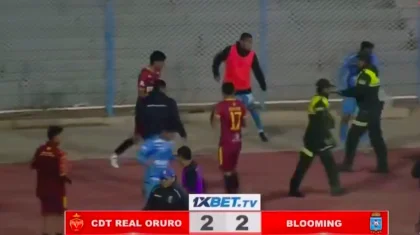 На футбольном матче в Боливии произошла массовая драка (ВИДЕО)