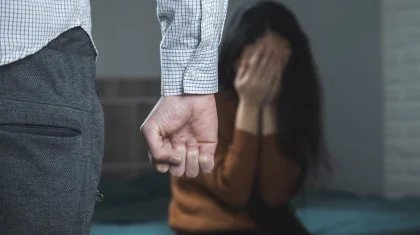 Жена простила: казахстанец бросил железный совок в супругу и несколько раз ее пнул