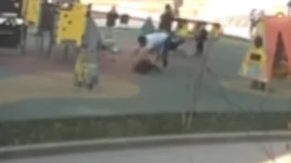 Мужчина с разбега пнул ребенка во дворе в Алматы (ВИДЕО)