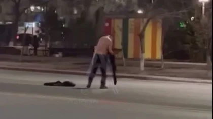 Полуголый мужчина гулял на проезжей части в Астане (ВИДЕО)