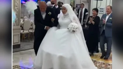 75-летний аксакал устроил свадьбу и одел супругу в белое платье (ВИДЕО)