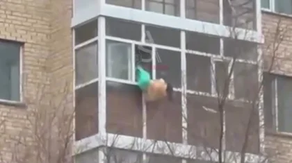 Полицейские предотвратили падение девушки с 5-го этажа в Астане (ВИДЕО)