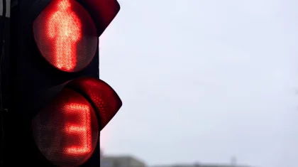 Выбежала на красный свет: девочка угодила под колеса автобуса в Караганде