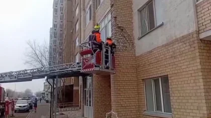 Облицовка фасада многоэтажного дома едва не обрушилась в Астане (ВИДЕО)