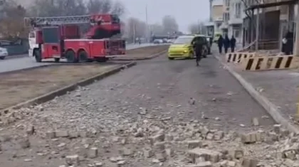 «Смотрите по сторонам!»: жители дома в Астане жалуются на падающую облицовку