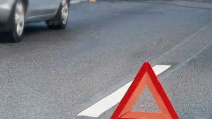 BMW врезался в остановку в Алматы: пострадали два человека